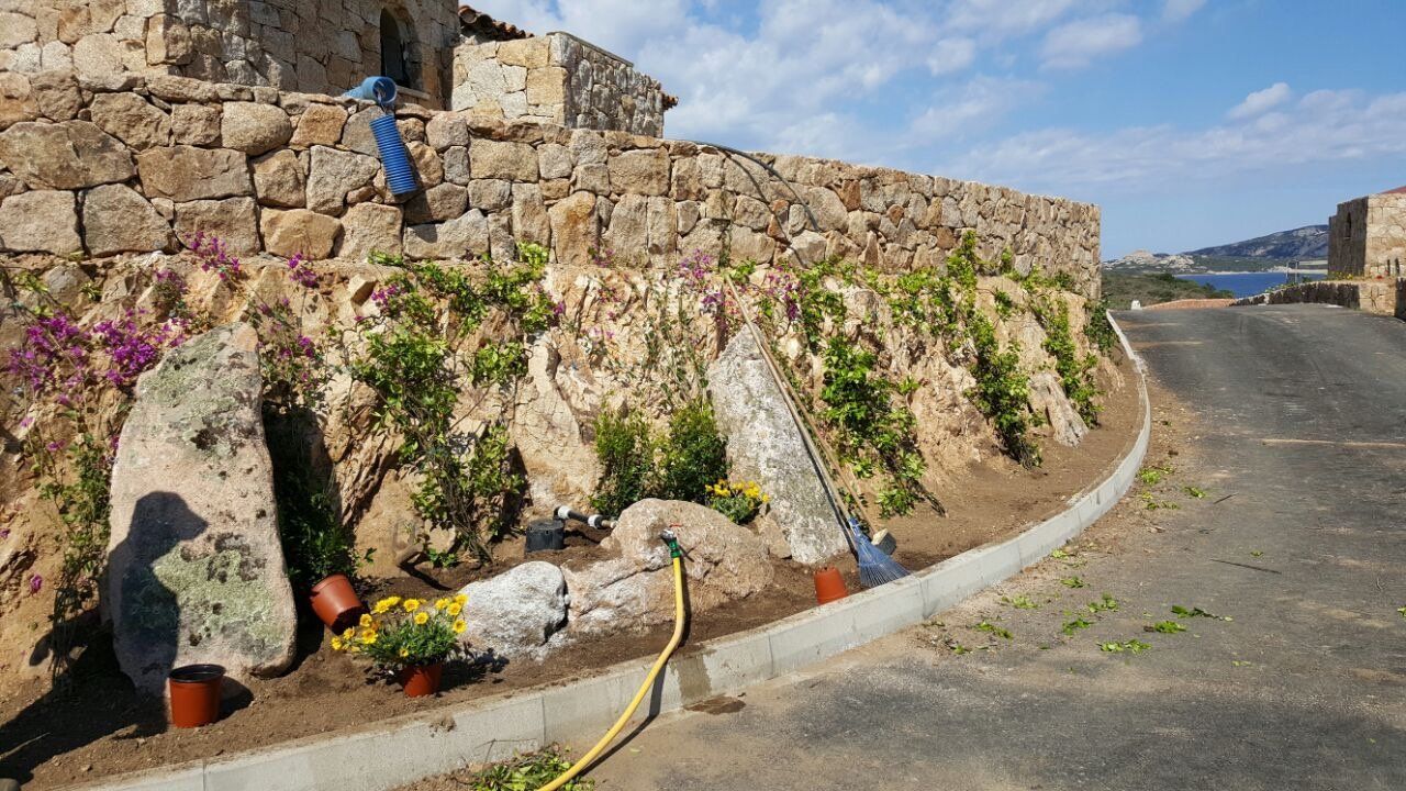 Eine Steinmauer mit einem daran befestigten Schlauch