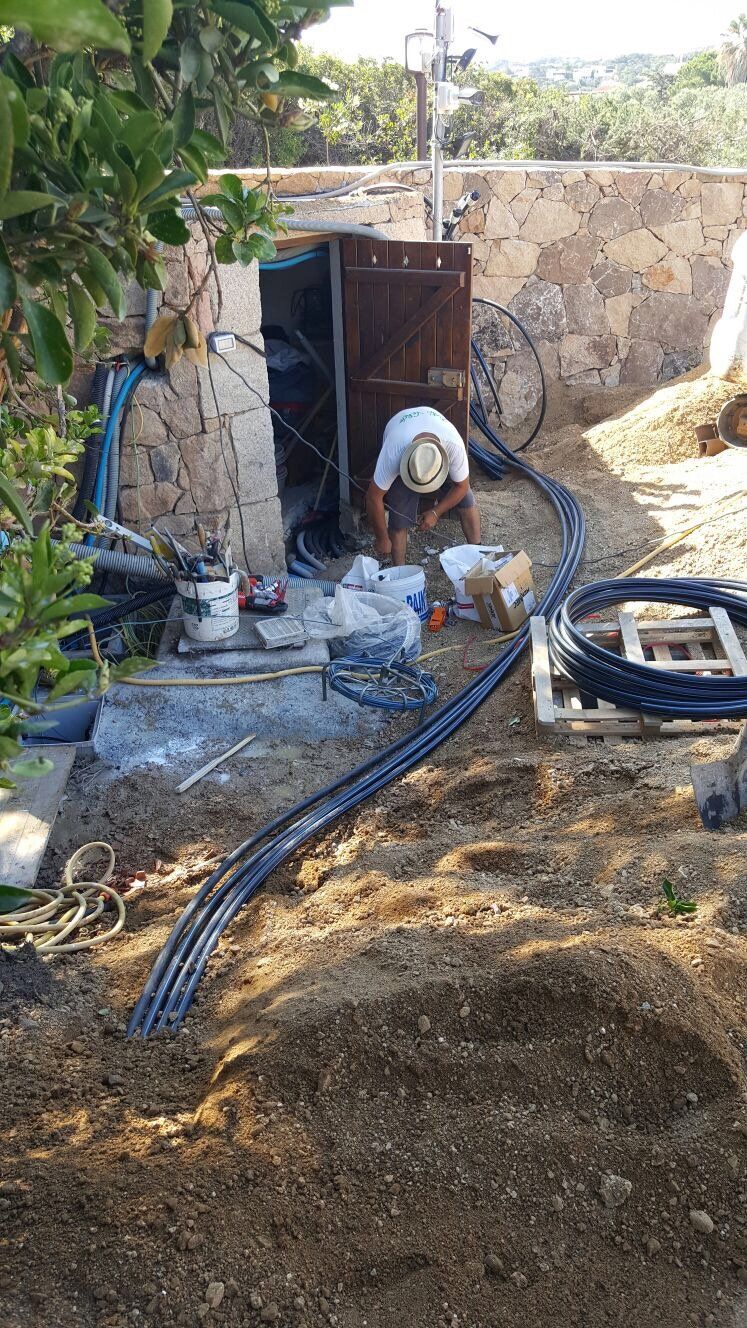 Un uomo sta lavorando su un tubo nella terra.