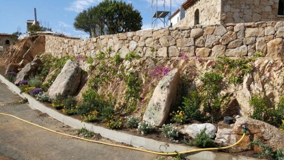 Eine Steinmauer mit einem daran befestigten Schlauch