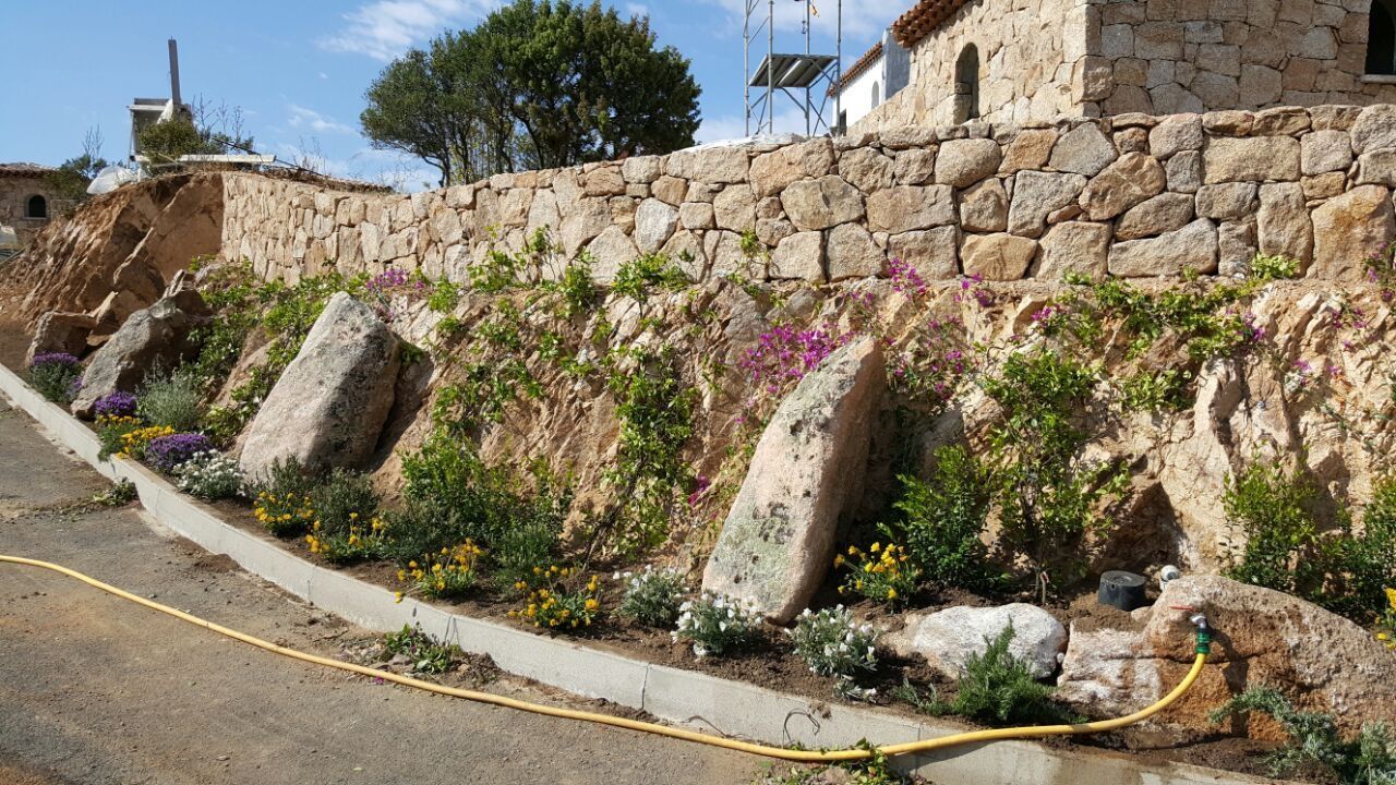 Eine Steinmauer mit einem daran befestigten Schlauch