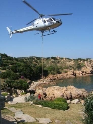 Ein Hubschrauber fliegt über ein Gewässer