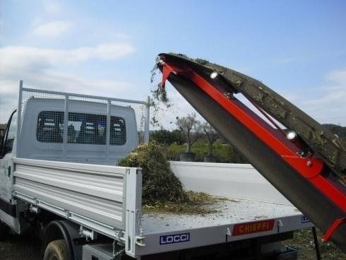 Ein LKW mit dem Wort „Loco“ auf der Rückseite