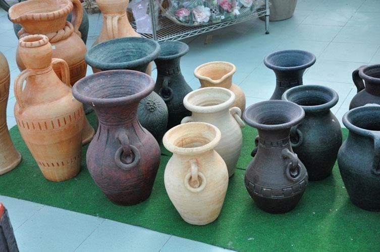 A bouquet of pots lies on a green carpet
