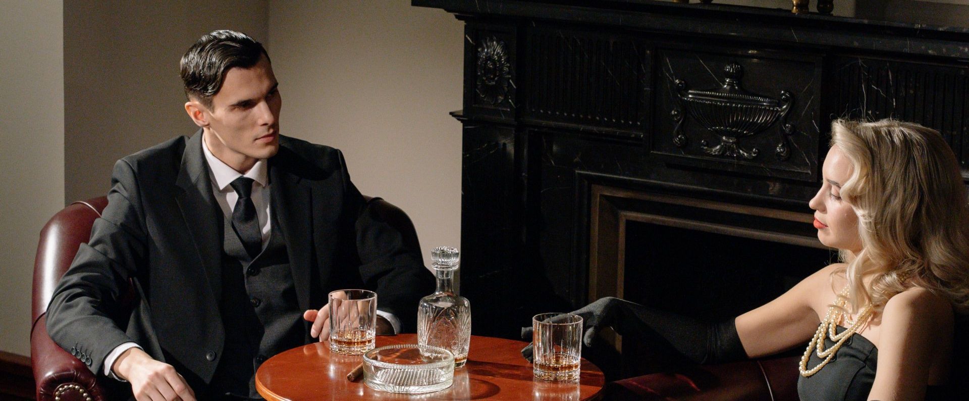 Personaggi che bevono un whisky al tavolino