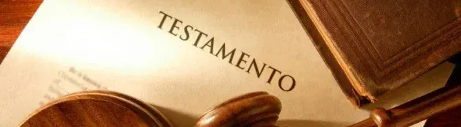testamento con martello della legge