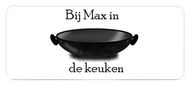 Een zwarte wok, met de tekst "Bij Max in de keuken" erboven en eronder.