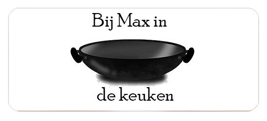 Een zwarte wok, met de tekst "Bij Max in de keuken" erboven en eronder.
