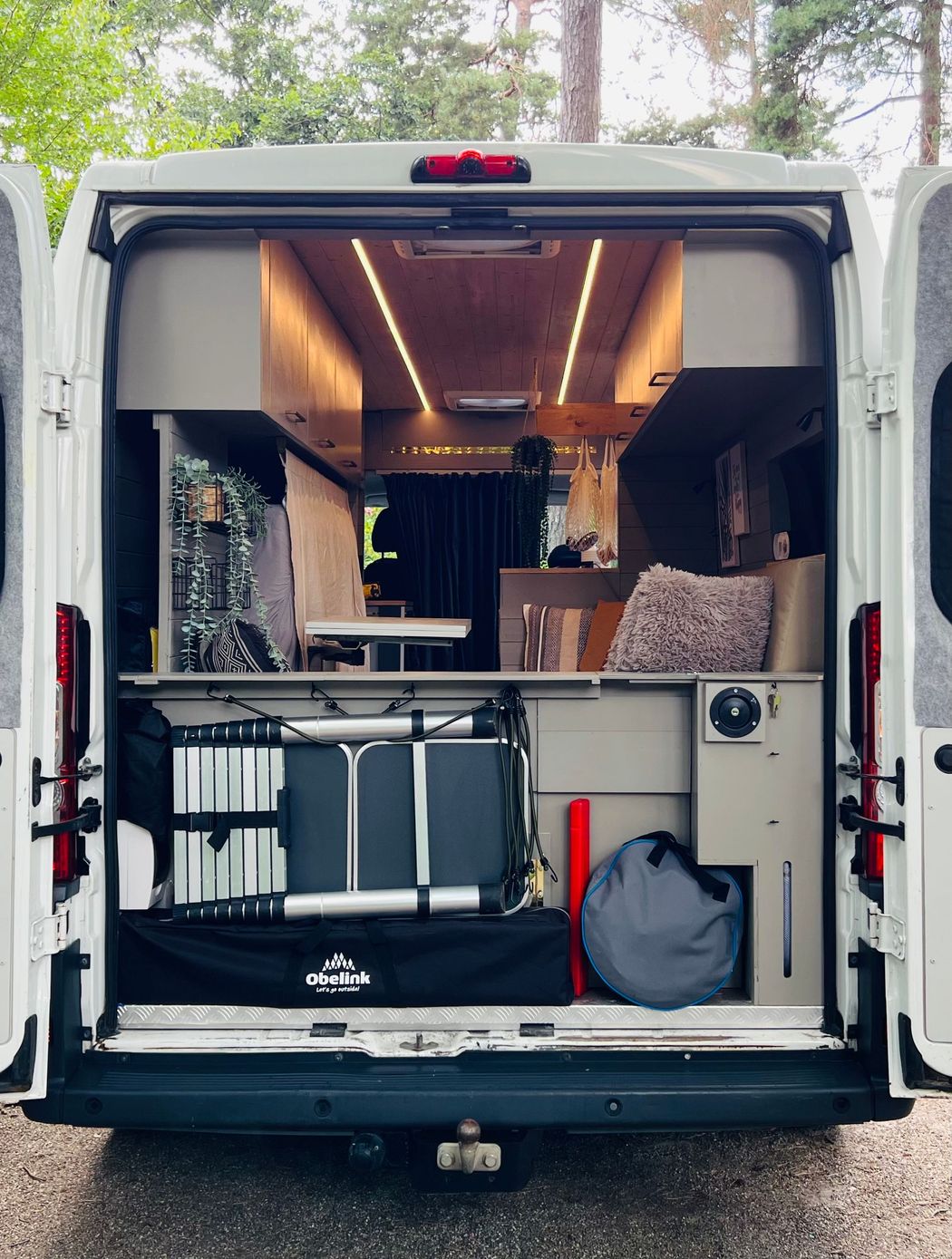 Peugeot Boxer L3H2, buscamper met  een L-vormige zithoek die omgebouwd kan worden naar een bed van 160x200