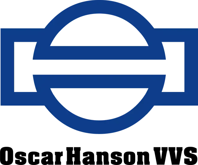 Logotyp för Oscar Hanson VVS: en blå abstrakt symbol som liknar ett rör eller en balk, med företagsnamnet i svart.