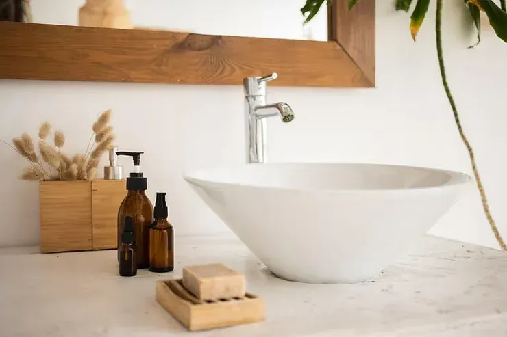 Comparison chart for DIY Airbnb turnover vs Earth Love Cleaning, showing time, revenue, speed, and consistency.