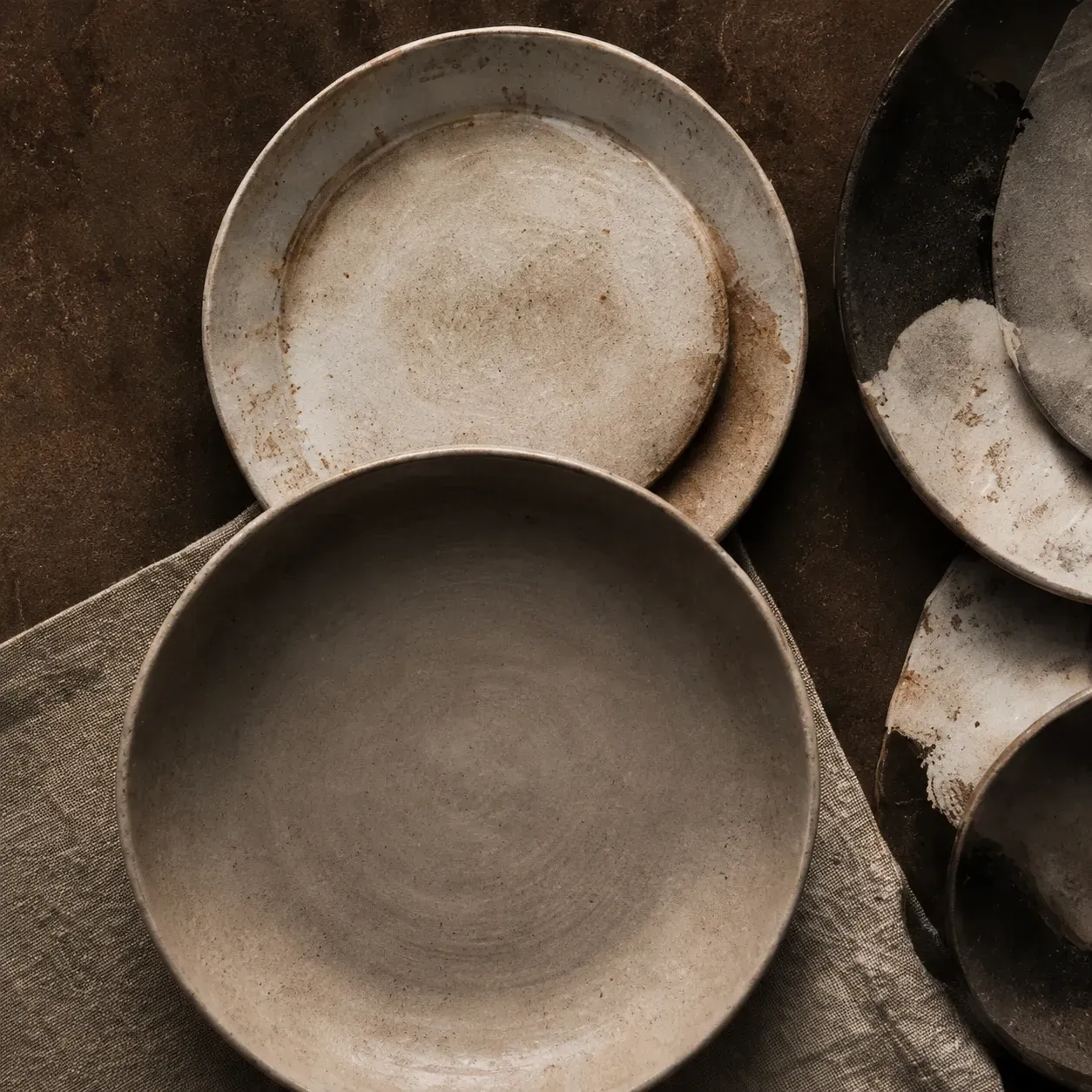 Piatti in ceramica artigianale Boca Pottery con texture materiche e design contemporaneo