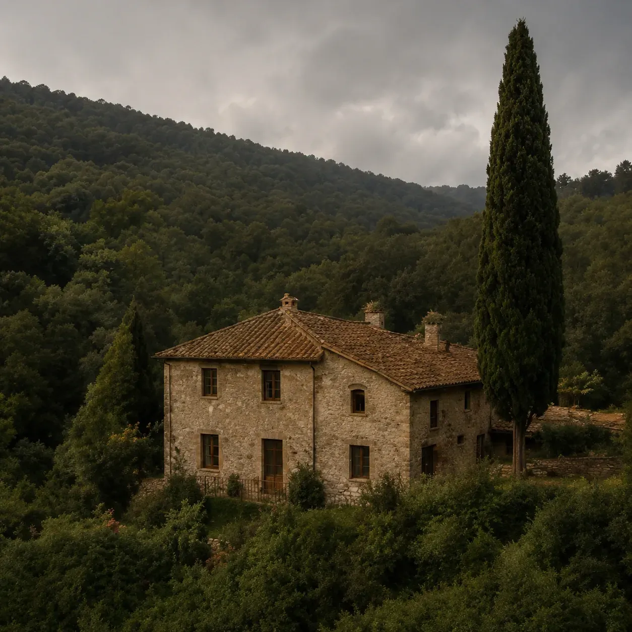 Antico casale in pietra immerso nella natura di Calcata, fotografia atmosferica con cipresso e colline verdi in stile editoriale.`
