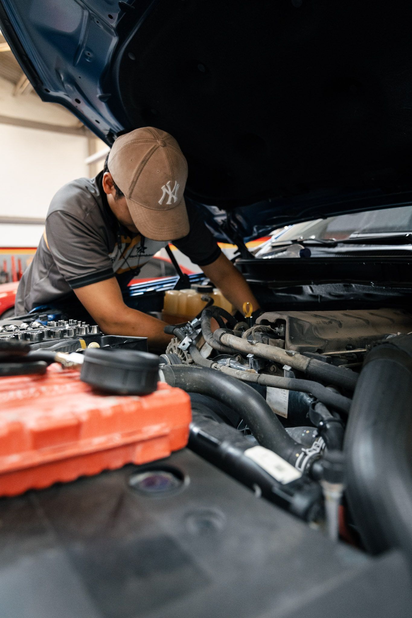 Técnico realizando mantenimiento preventivo a vehículo en Autocambios Eurotech