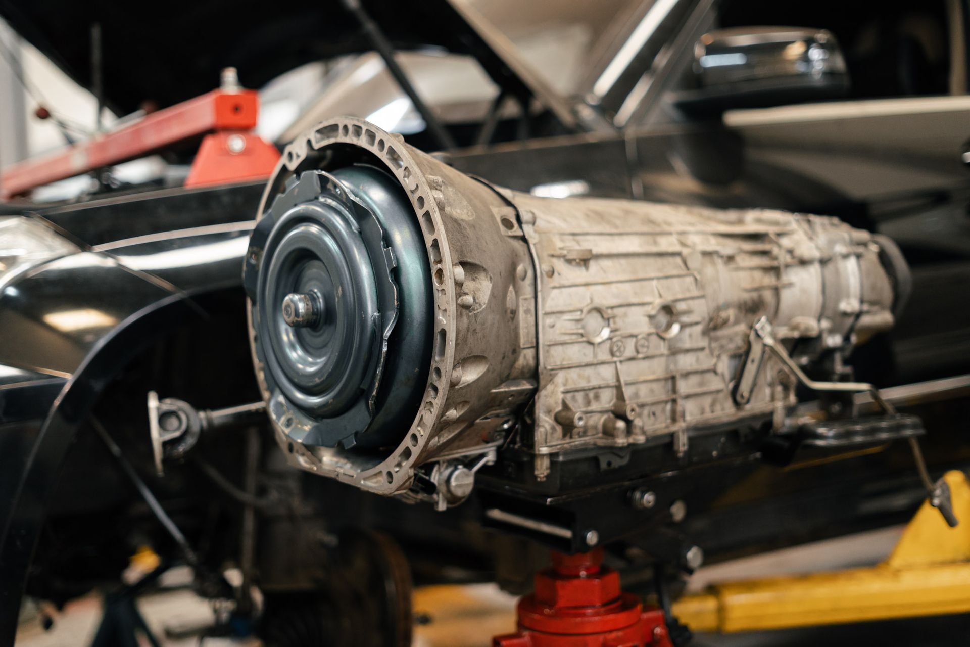 Técnico realizando revisión de transmisión automática en Autocambios Eurotech