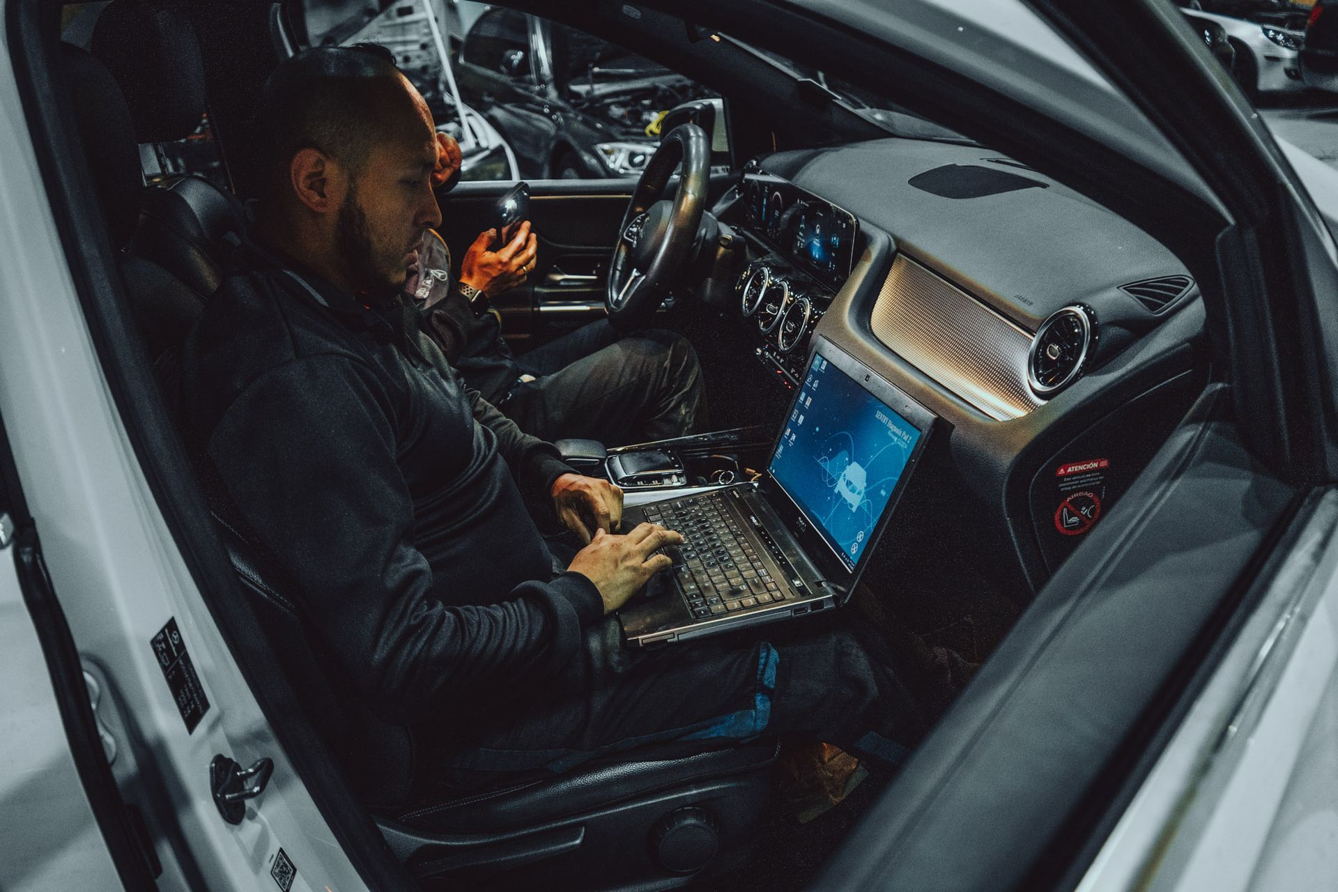 Técnico realizando diagnóstico electrónico de vehículo en Autocambios Eurotech