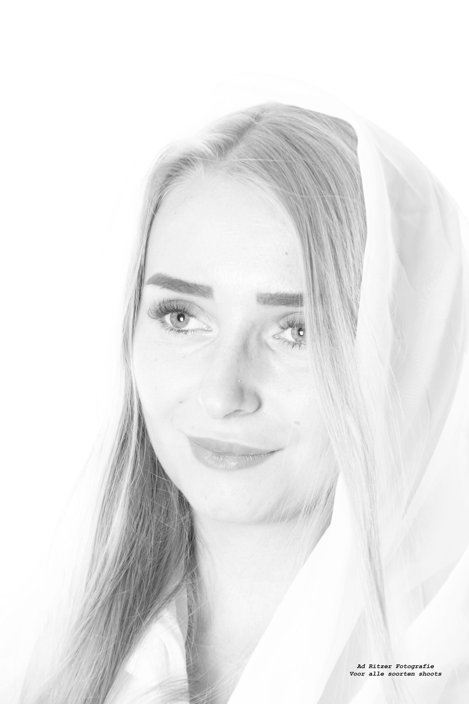 Potloodschets van een vrouw met een lichte sluier, die iets naar links kijkt, met een kalme uitdrukking.