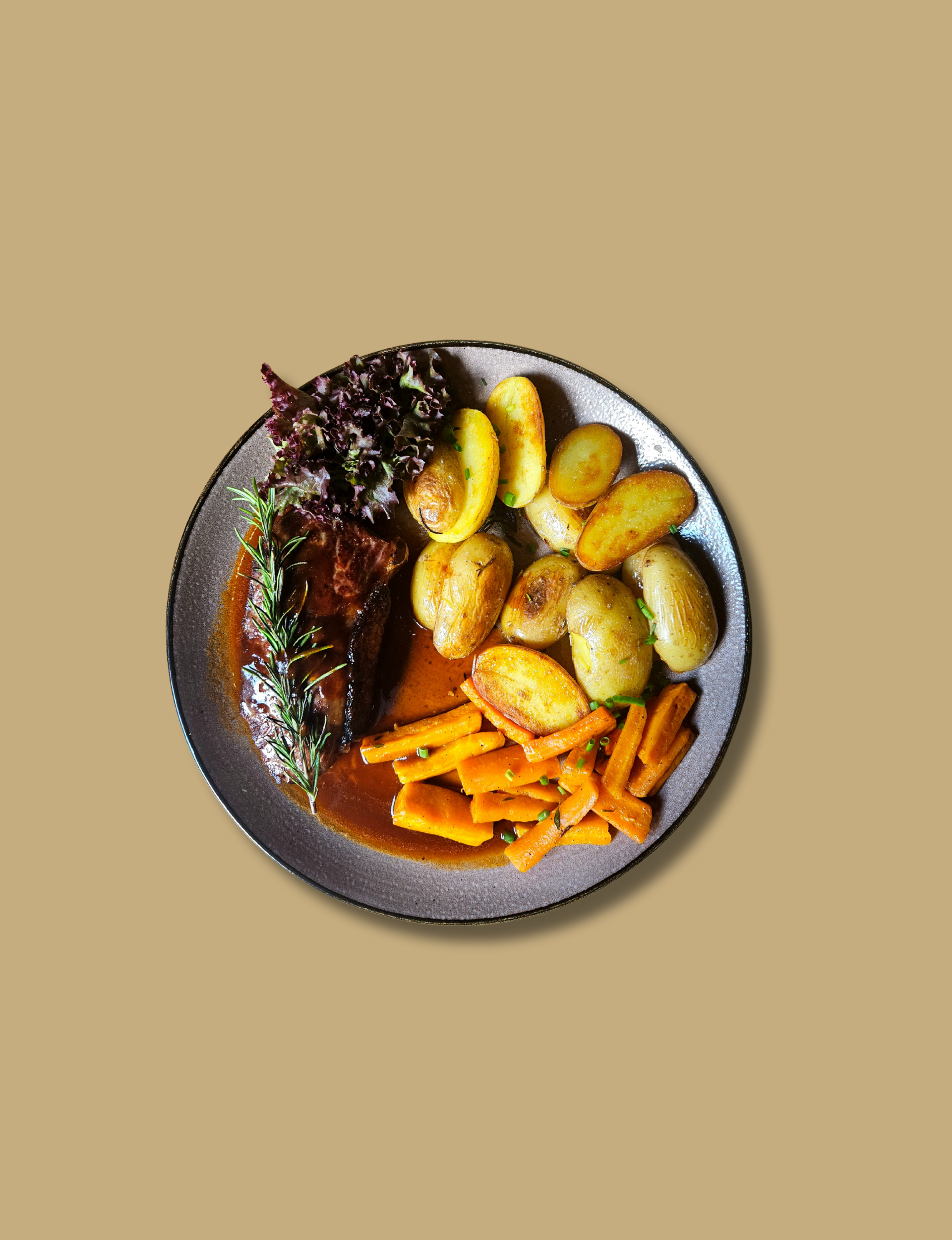 Maono food & drinks - Speisekarte - Rumpsteak mit Rosmarinkartoffeln, Karotten und Kalbsjus