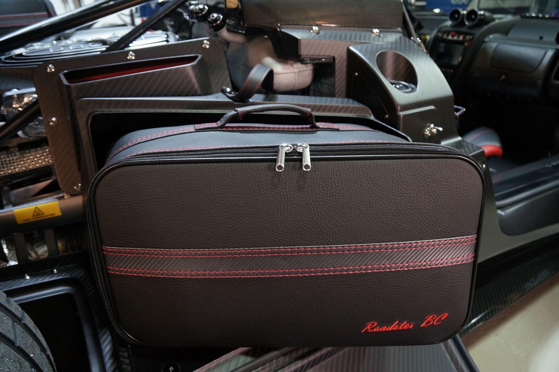 Een zwarte tas met het woord roadster erop