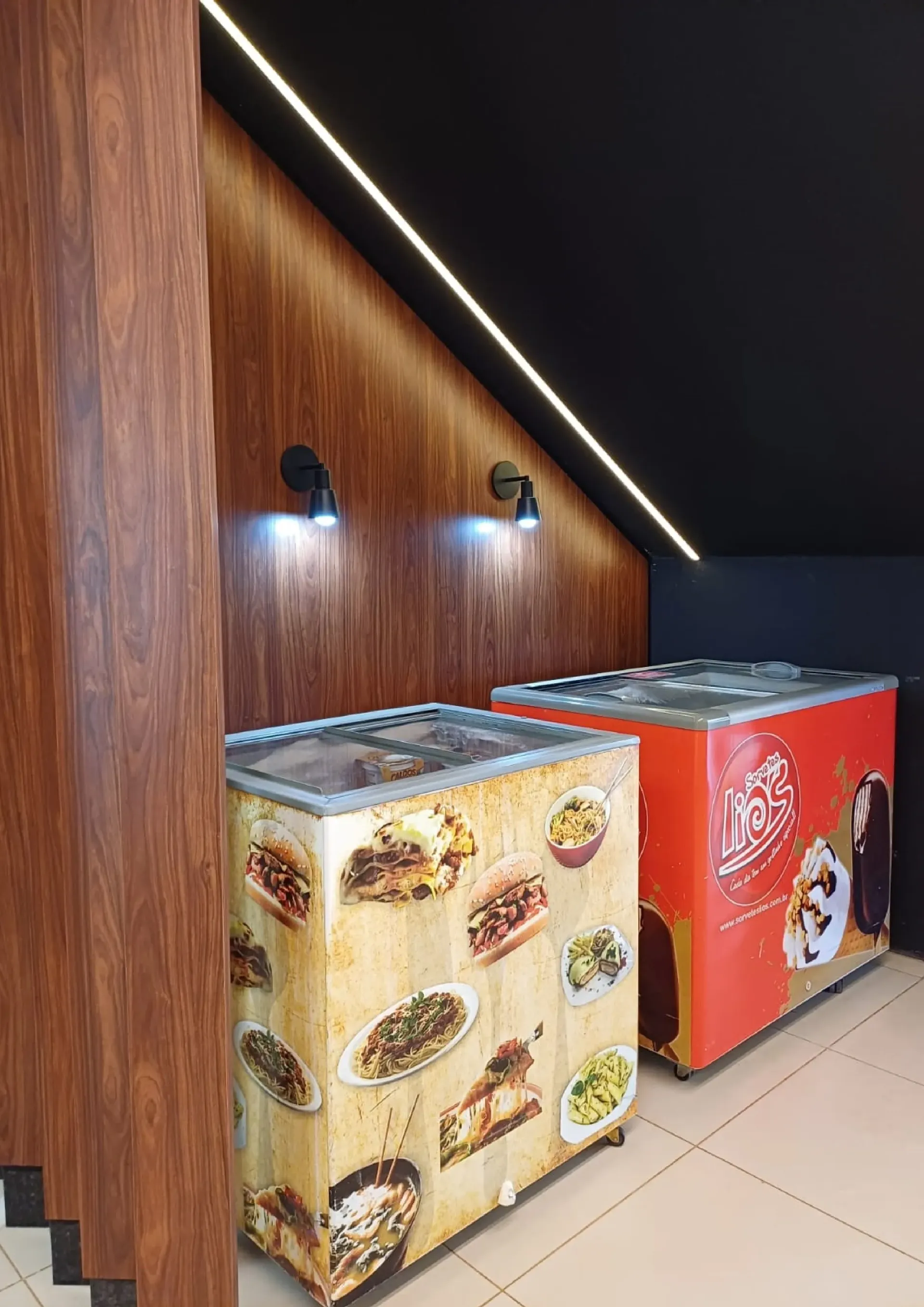 Uma fileira de refrigeradores de sorvete em um restaurante.-Executive-Hotel-MT