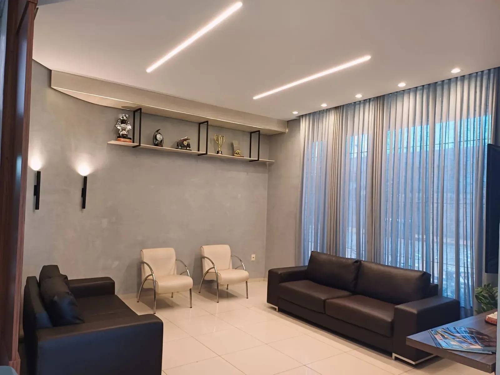 Uma sala de estar com um sofá e duas cadeiras-Executive-Hotel-MT