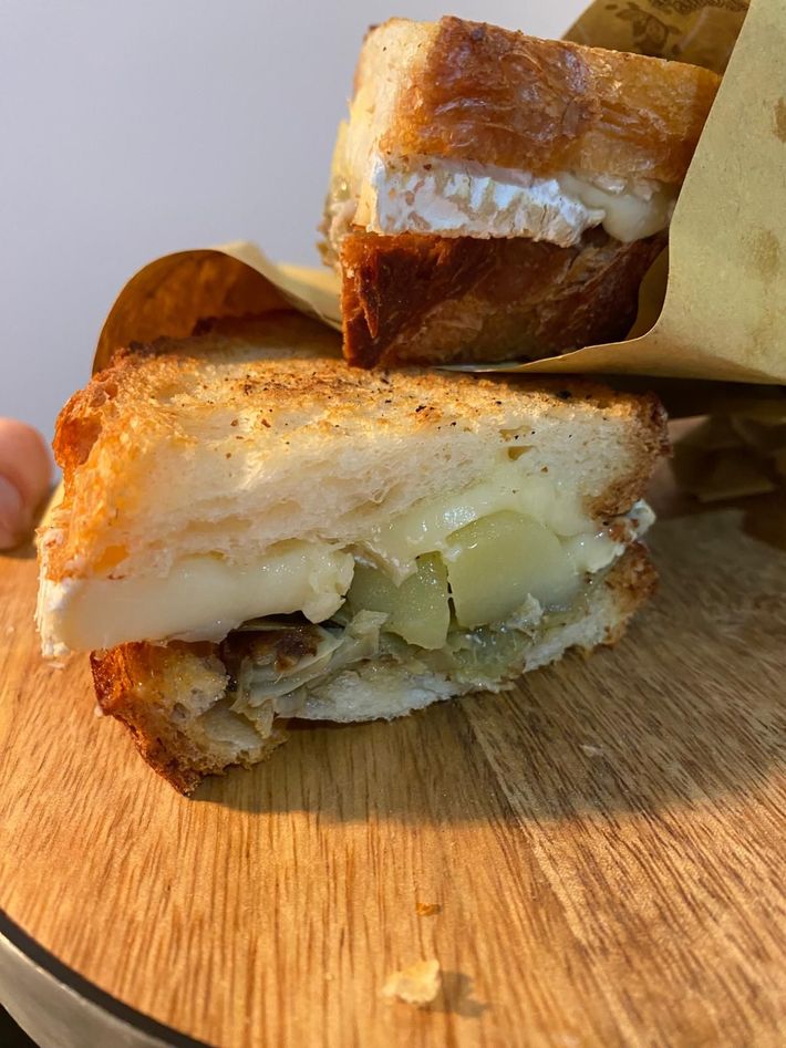 Salsicce grigliate con funghi saltati e prezzemolo su un piatto bianco