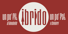 Striscione rosso con logo circolare bianco con la scritta “íbrido” e il testo “un po' fiot / un po' fet” su entrambi i lati
