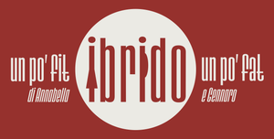 Striscione rosso con logo circolare bianco con la scritta “íbrido” e il testo “un po' fiot / un po' fet” su entrambi i lati