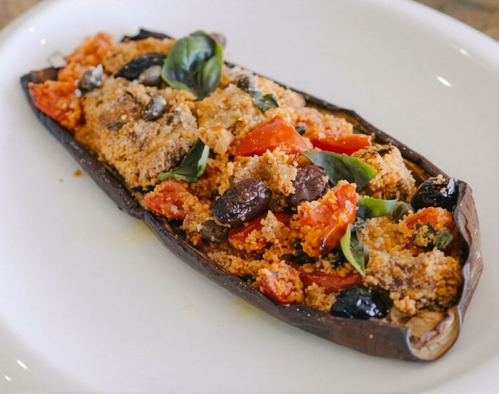 Salsicce grigliate con funghi saltati e prezzemolo su un piatto bianco