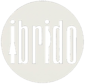 Logo circolare bianco con la parola “abrigo” in lettere bianche in rilievo.