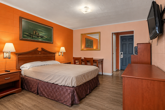 1 Queen Room