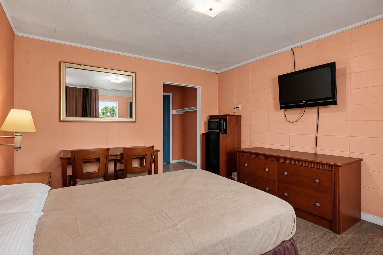 1 Queen Room Side View