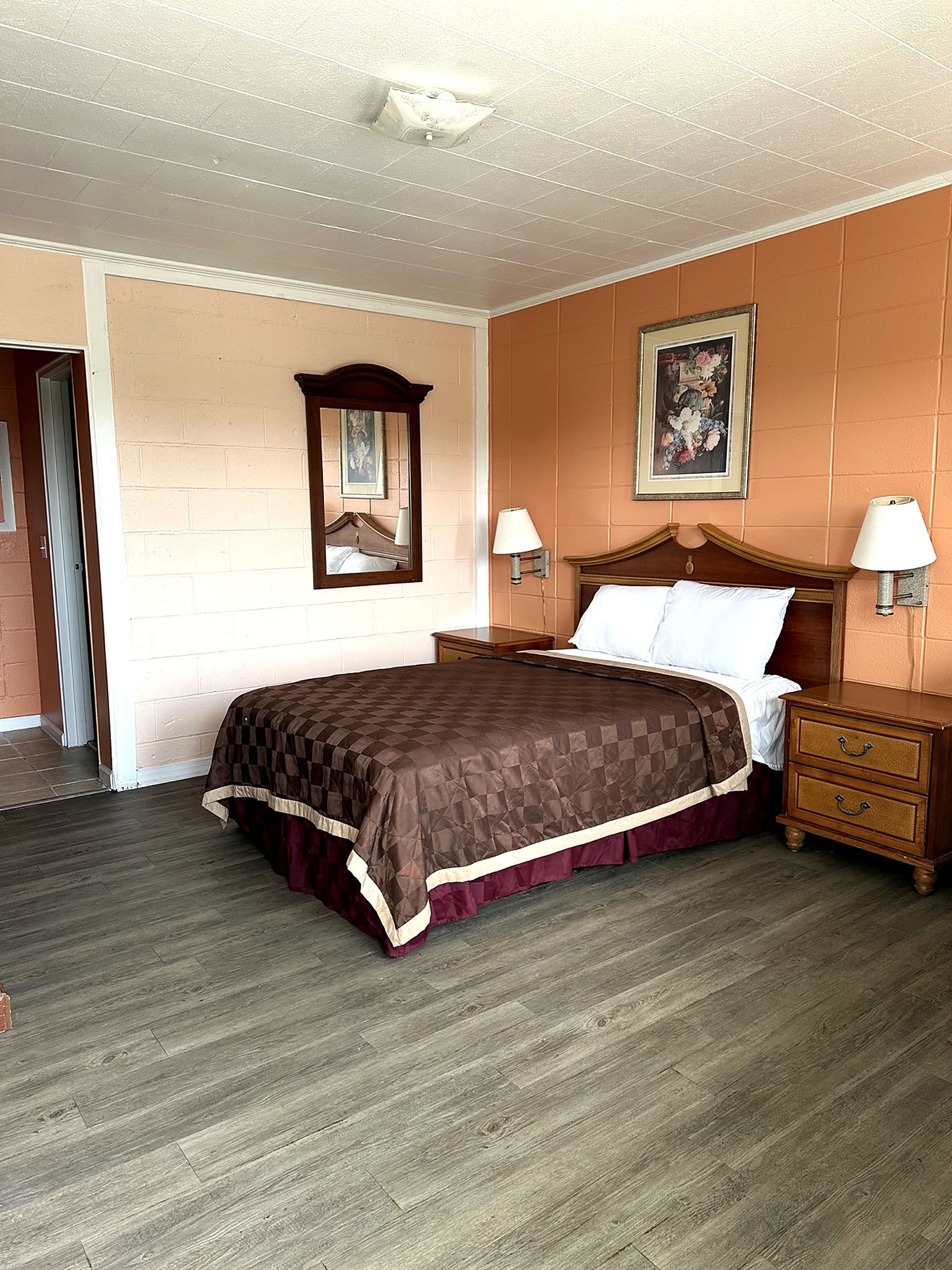 1 Queen Room