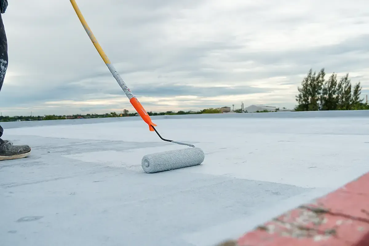 Una persona está pintando un techo con un rodillo.