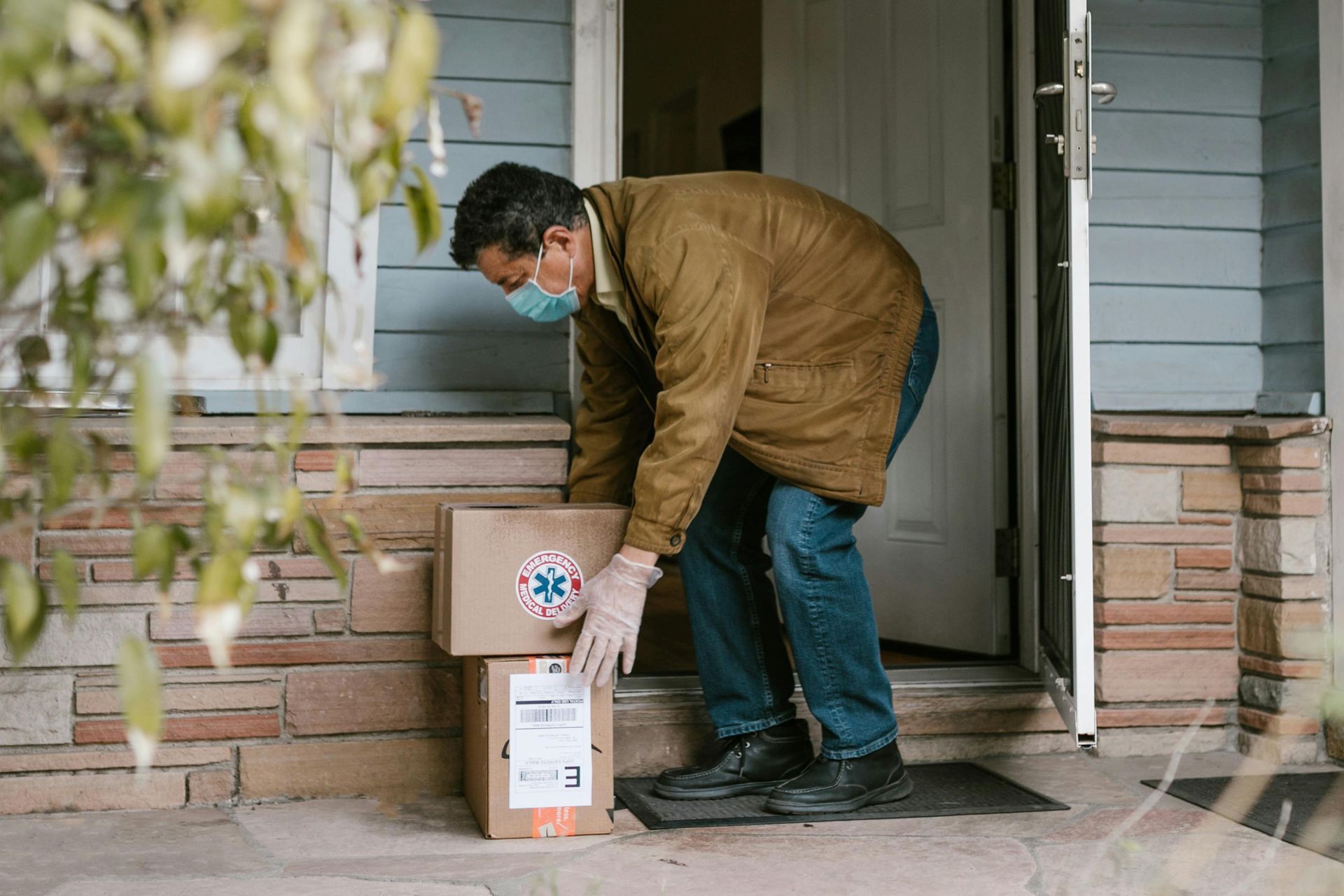 Hidden Risks of Using Standard Shipping for Medical Deliveries