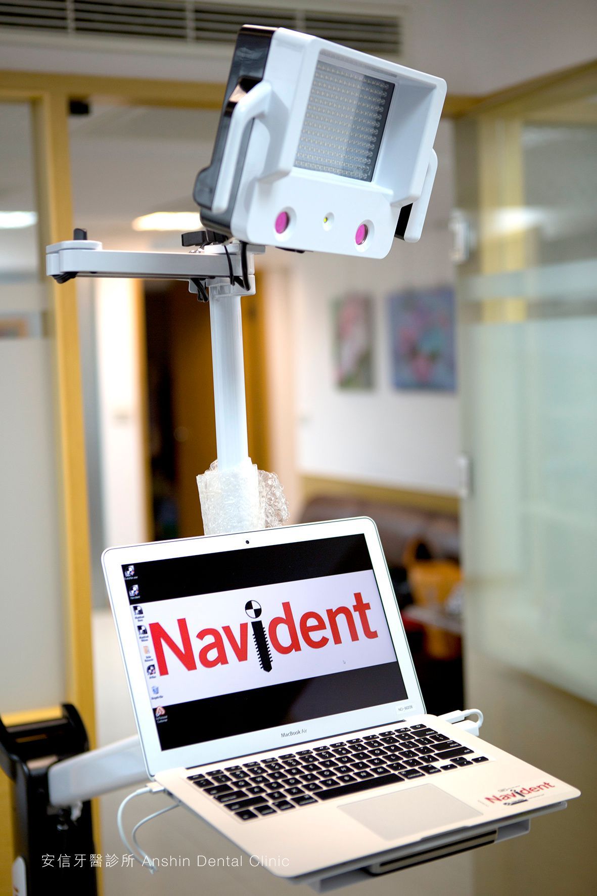 A laptop with the word navident on it