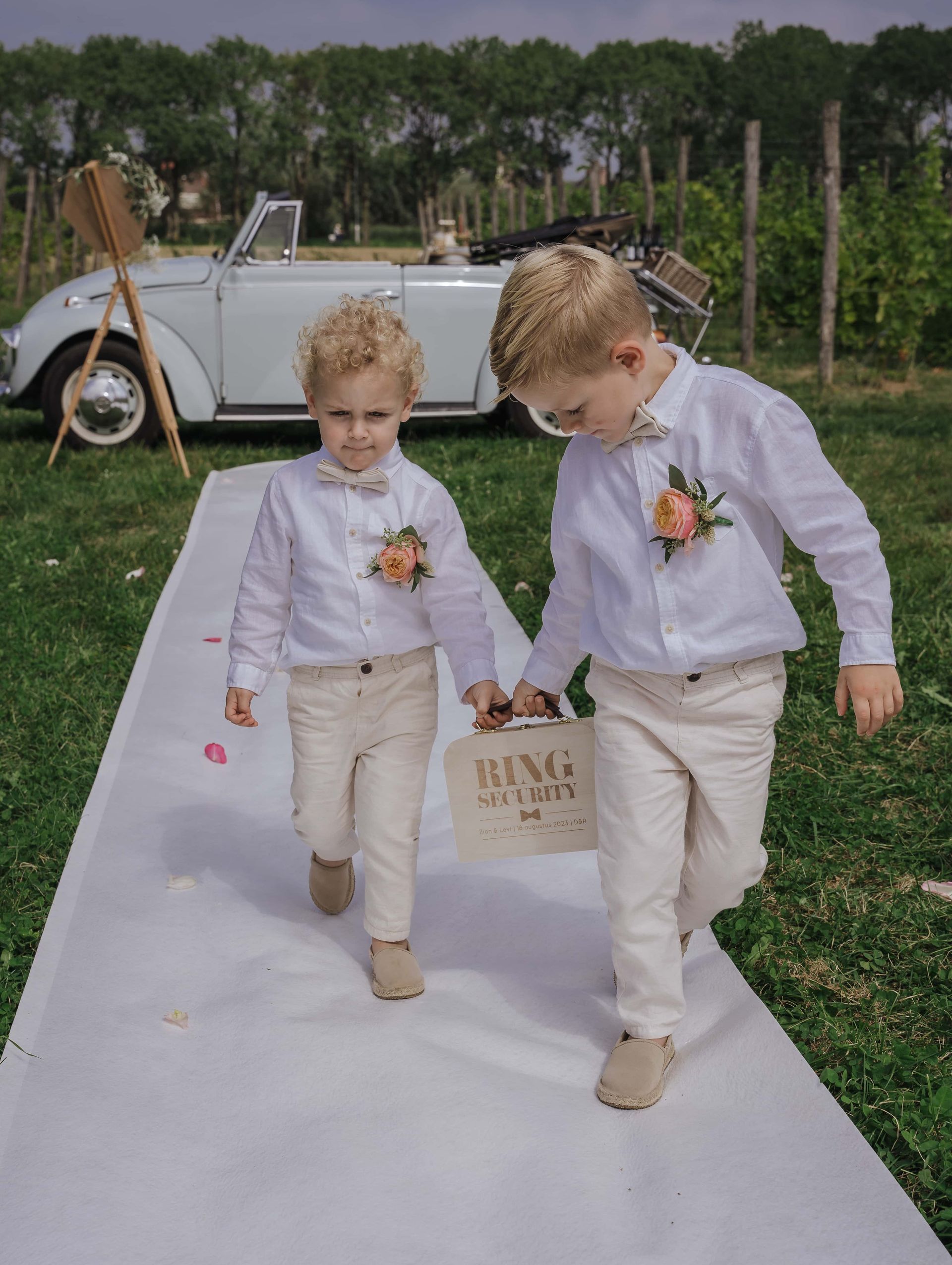 Kinderen betrekken ceremonie. Bloemenkindjes, ringendragers, bezegelen huwelijk met de hamer, mini-speeches, kinderparade, tijd capsule.