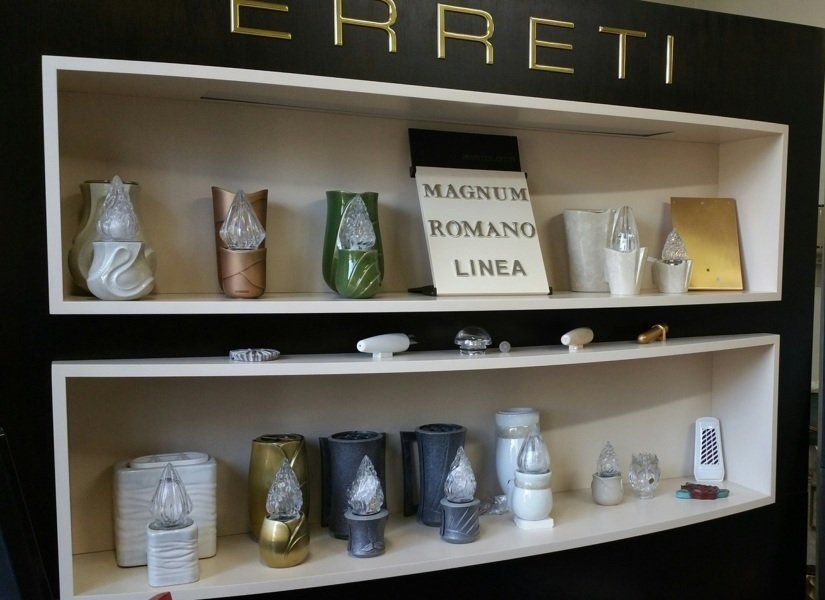 Vendita di lumini e portafiori per la lapide