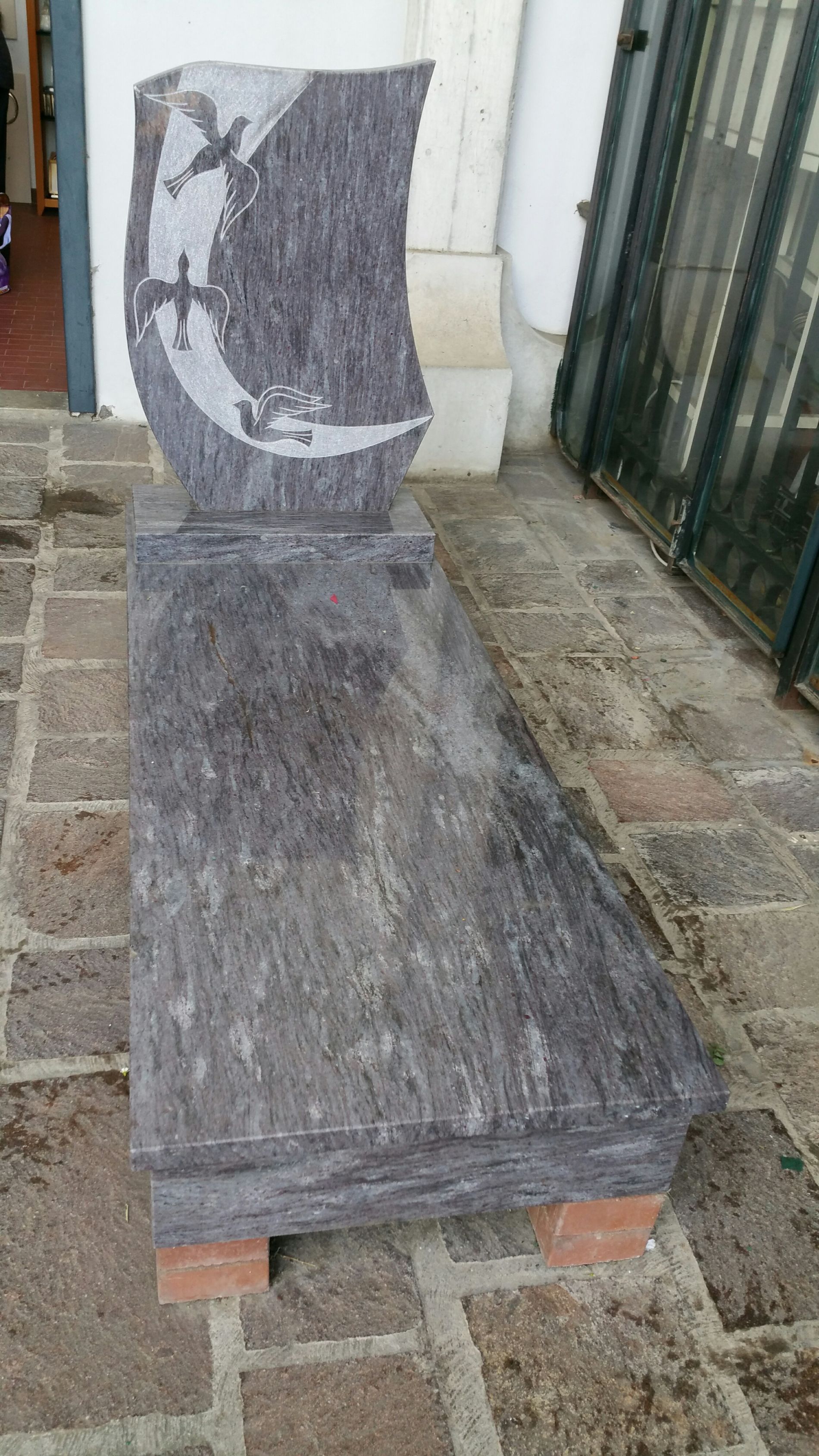 lapide in granito
