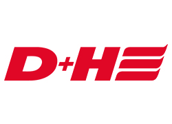 Rotes „D+H“-Logo mit drei parallelen Linien auf der rechten Seite, die an Flügel erinnern.
