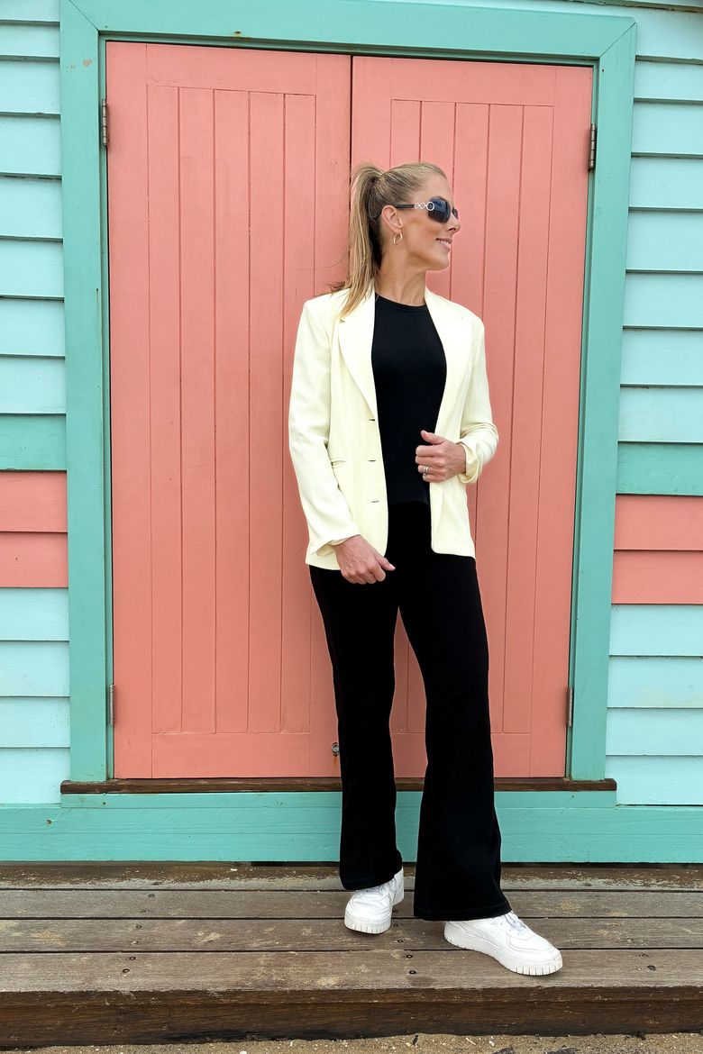 Two ladies in activewear meeting to find their best style