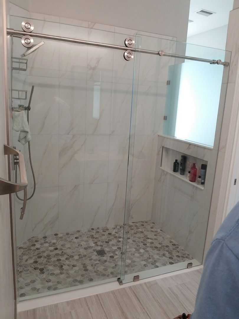 Sliding shower enclosure