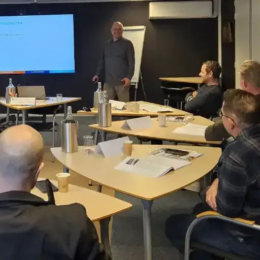 Jean-Pierre geeft training aan een groep mensen