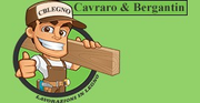 Carpentiere stilizzato che tiene in mano un'asse di legno accanto al logo Cavarro & Bergantin su sfondo verde