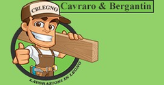 Carpentiere stilizzato che tiene in mano un'asse di legno accanto al logo Cavarro & Bergantin su sfondo verde