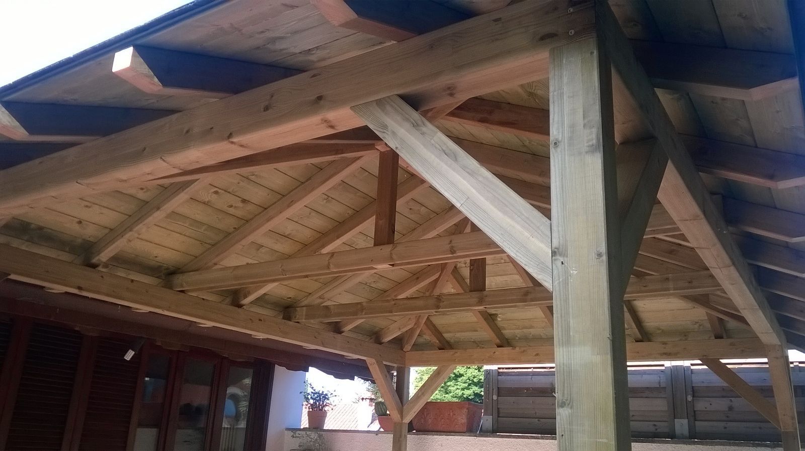 Struttura del tetto del padiglione in legno con travi e pilastri a vista in fase di costruzione.