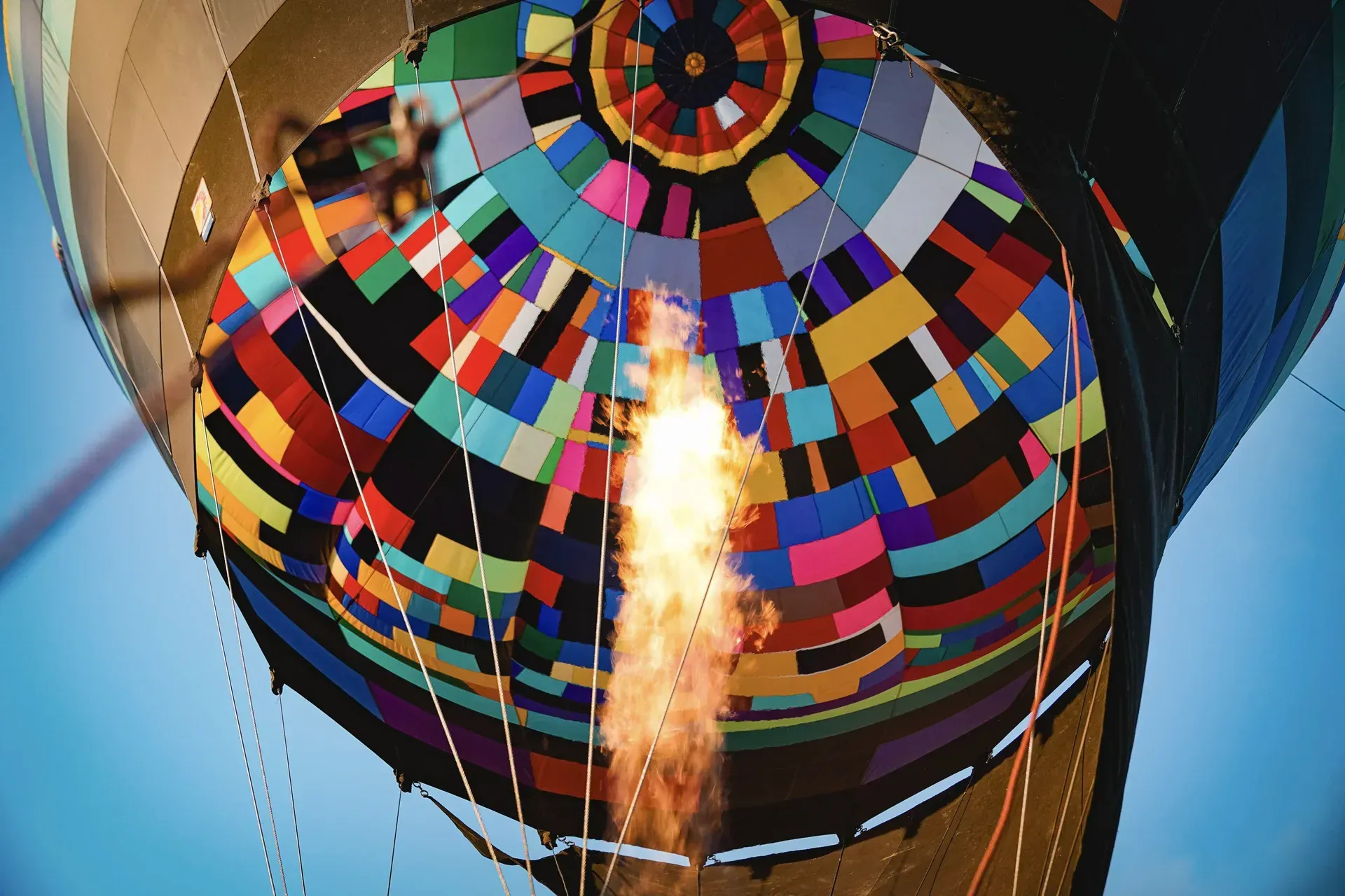 Um balão de ar quente colorido com chamas saindo dele