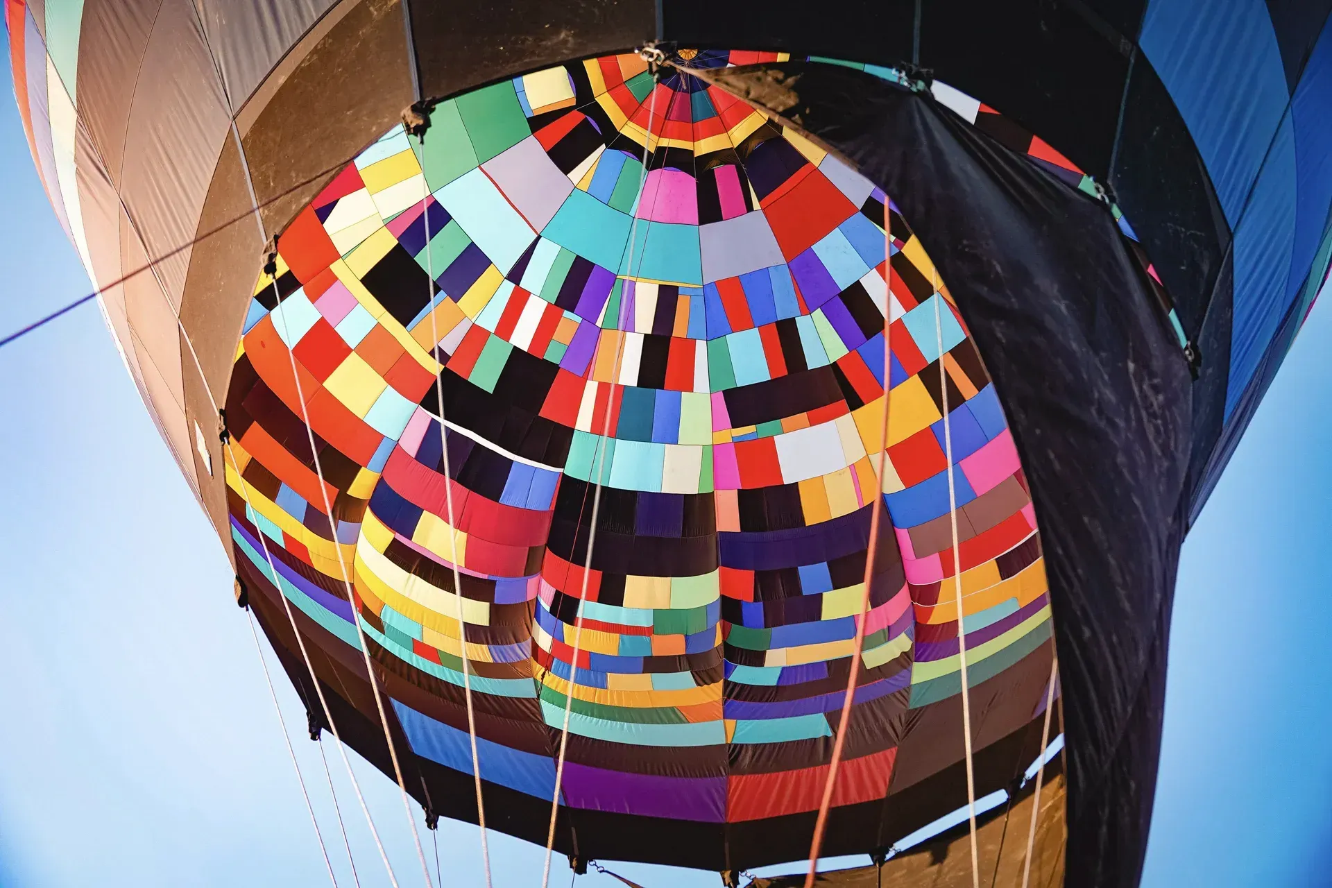 Olhando para um balão de ar quente colorido com um céu azul ao fundo