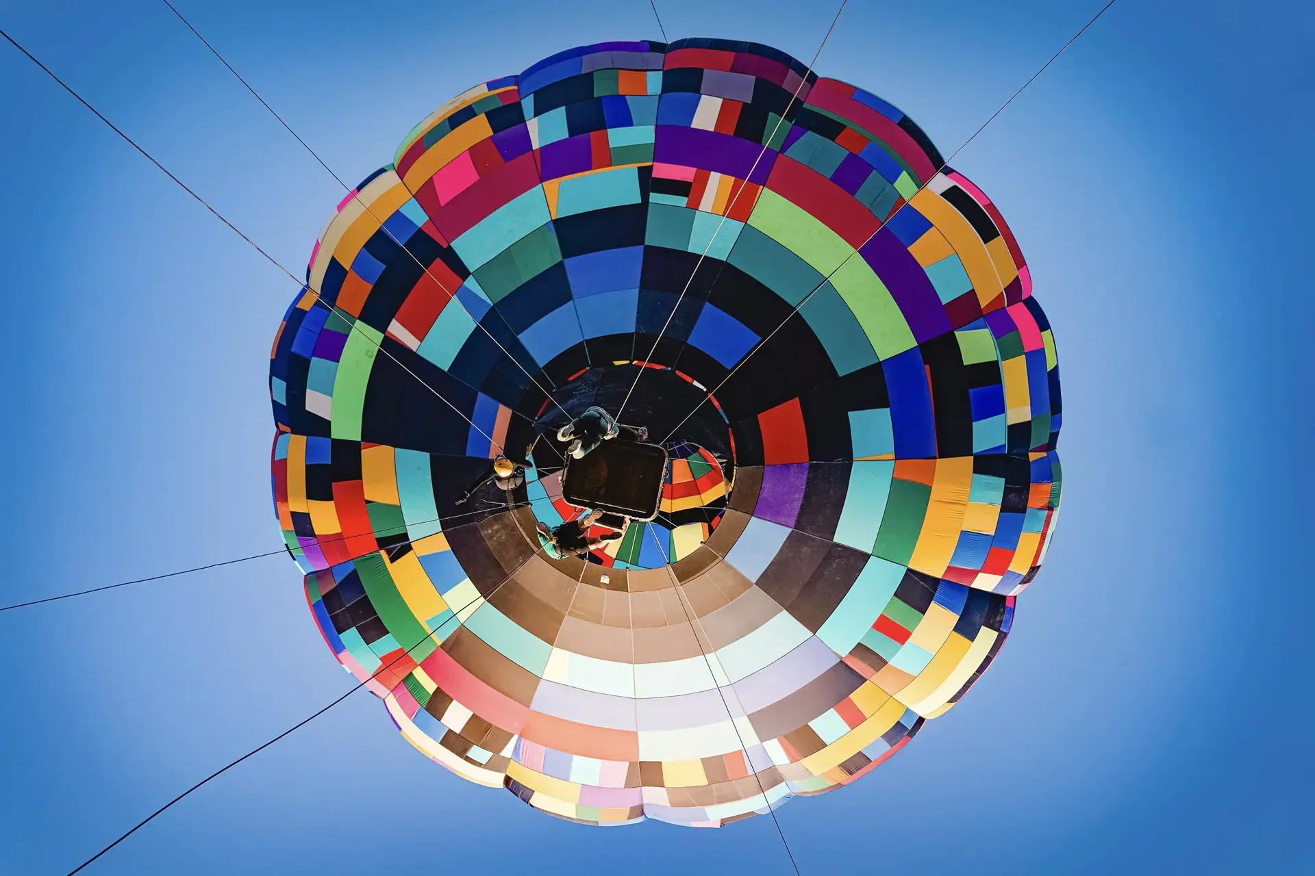 Um balão de ar quente colorido está voando no céu.