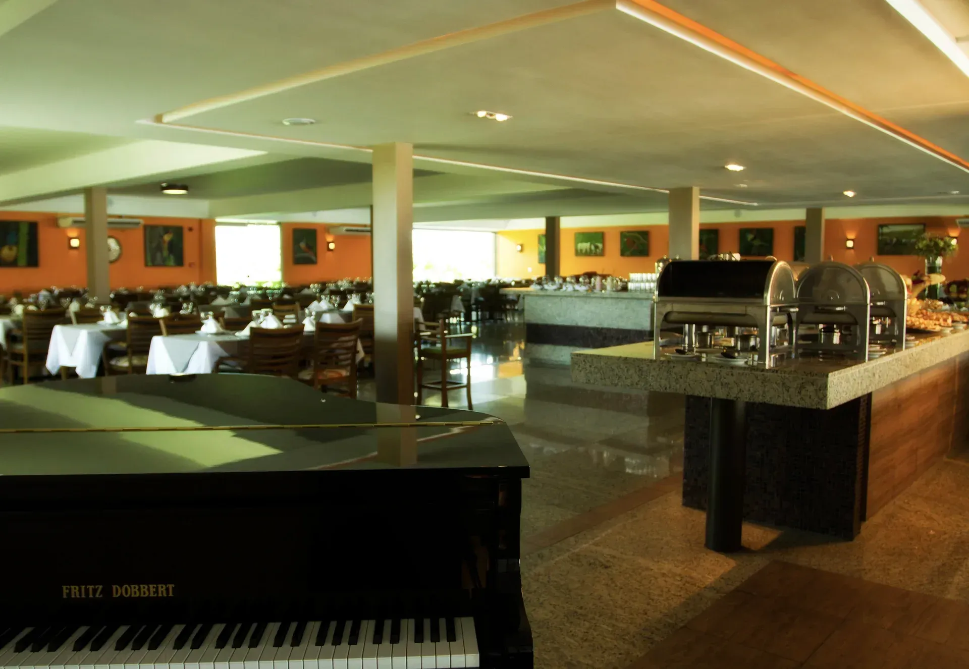 Um piano está no meio de um restaurante