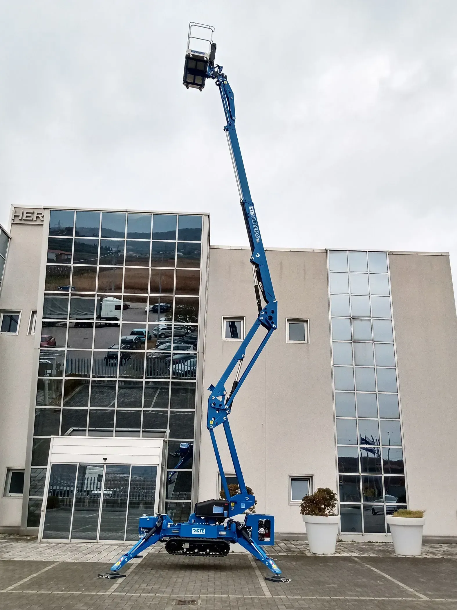 Traccess 160-51 boom lift 